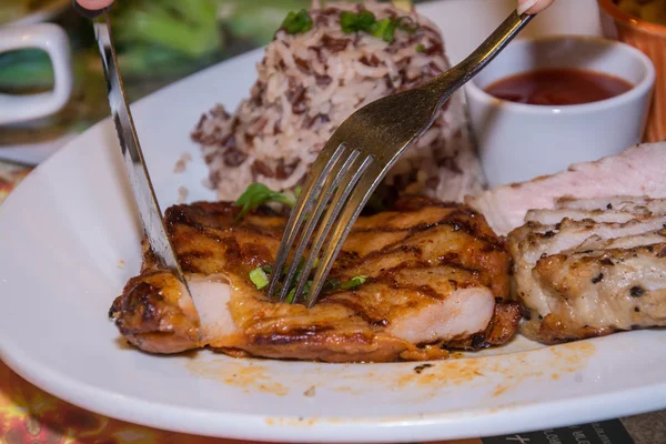 Цыплята со свиной отбивной на тарелке — стоковое фото