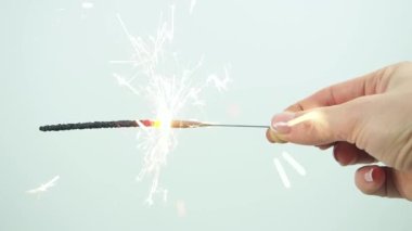 Kadınların el ele tutuşması sona erdi. Beyaz ekran arka planında izole edilmiş maytap.