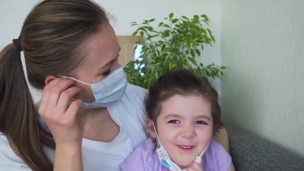 Mutter und Kind legten schließlich medizinische Maske ab. Glückliches Leben nach der Quarantäne — Stockvideo