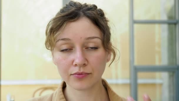 Mujer joven de cabello oscuro con máscara de coronavirus en la cafetería, mira a la cámara. Vida de seguridad durante la cuarentena — Vídeos de Stock