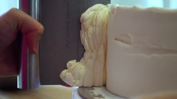 Шеф-кухар збирає губний торт і збирає вершковий. крупним планом — стокове відео