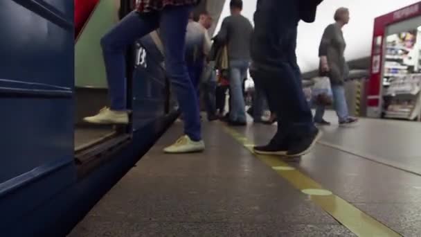मेट्रो, लोग ट्रेन में जाते हैं। नीचे दृश्य बंद करें — स्टॉक वीडियो
