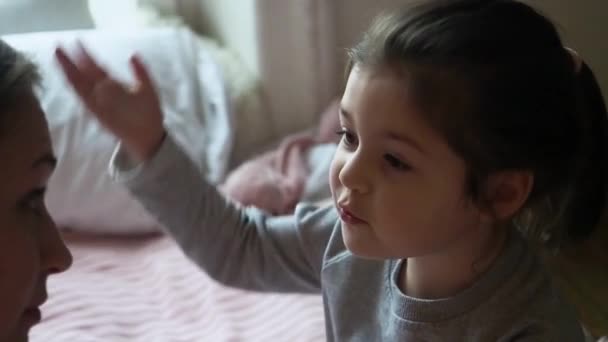 Schattig kleuter meisje dat emotioneel praat met haar moeder die een elfenstaart vertelt. Sluiten. — Stockvideo