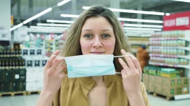 Femme portant un masque de coronavirus dans un centre commercial. Vie en sécurité pendant la quarantaine. — Video