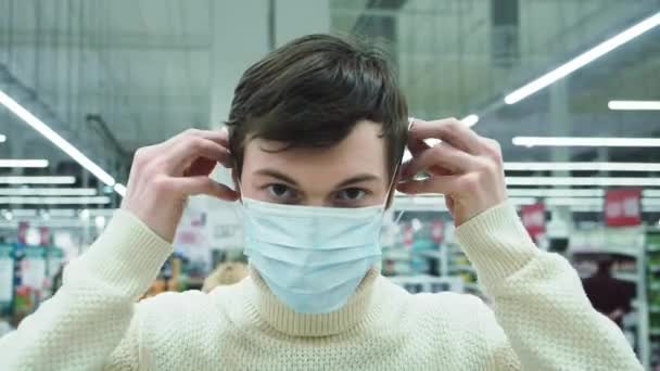 L'uomo indossa una maschera per proteggersi dal coronavirus. Durata di sicurezza durante la quarantena. — Video Stock