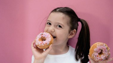 Kafkasyalı sağlıklı anaokulu çocuğu donut yer ve gülümser. Mutlu çocuk sağlıklı organik ve ev yapımı yemekler yiyor.