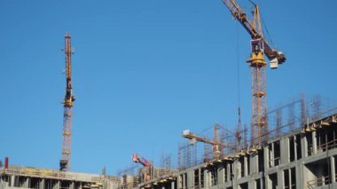 Odaklanma Zamanı Hızlandırması Eğim Yapıcıları ve endüstriyel vinçler inşaat üzerinde çalışıyor