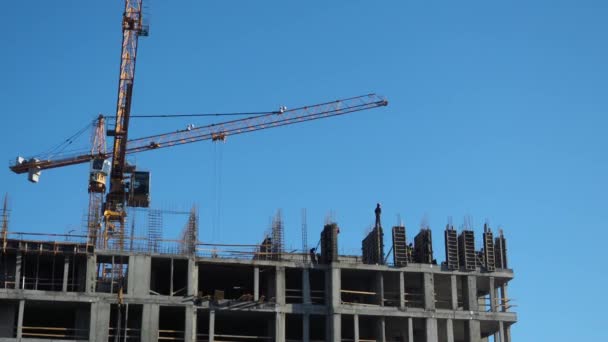 Constructores de cambio de inclinación de lapso de tiempo y grúas industriales que trabajan en la construcción. — Vídeo de stock