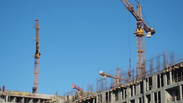 Zoom Time lapse tilt shift builders and industrial cranes work on construction — Vídeo de Stock