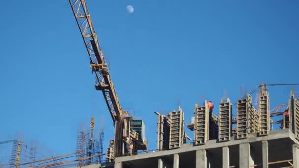 Zoom Time lapse tilt shift bouwers en industriële kranen werken aan de bouw — Stockvideo