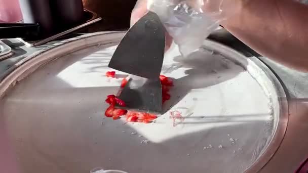 Preparazione di rotoli di gelato fritti in padella congelata. Dolce dolce alla vaniglia fatto in casa con frutto della passione su piatto freddo. — Video Stock