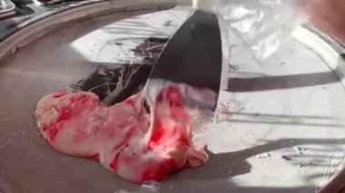 Kadın hamuru çilekle karıştırıyor dondurucuda kızartılmış pembe dondurma yapıyor. Ev yapımı sağlıklı tatlı.