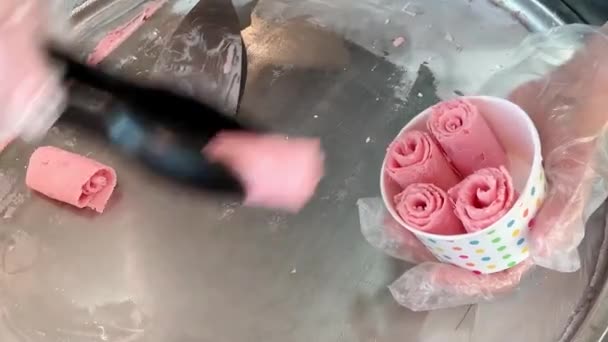 Pani wkłada smażone lody truskawkowe do papierowego kubka z zamrożonej patelni. Domowej roboty słodki deser — Wideo stockowe