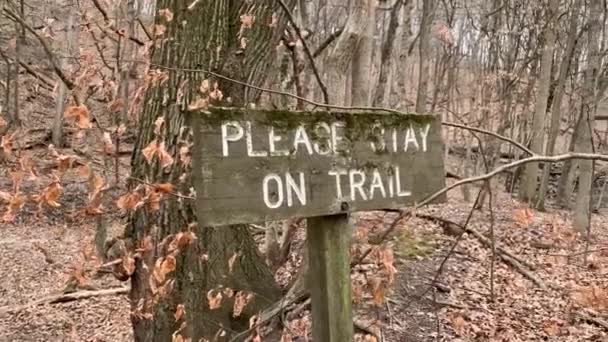 このパンニングビデオには、屋外の安全標識が表示されています。森の中で迷子にならないように警告サイン — ストック動画
