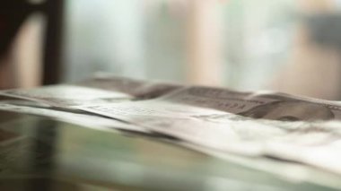 Makro, kapat. Kağıt paralar gün boyunca cam pencerenin karşısındaki masaya düşer. Dünya ekonomik krizi