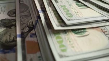 Makro, kapat. Kağıt, gün boyunca pencerenin karşısındaki cam masaya 100 dolar fatura kesiyor. Dünya ekonomik krizi