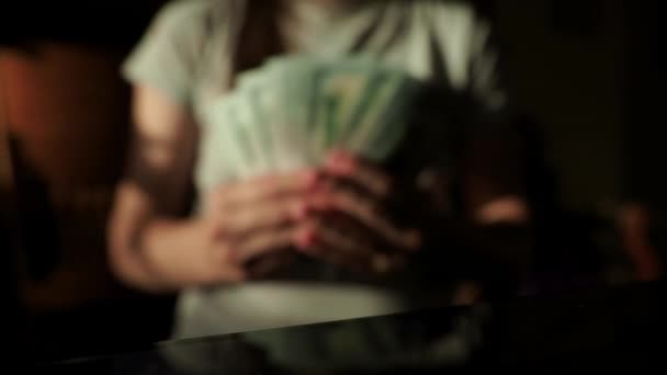 Tutup. Wanita sukses memeriksa jumlah uang tunai, memegang uang kertas seratus dolar di tangan — Stok Video