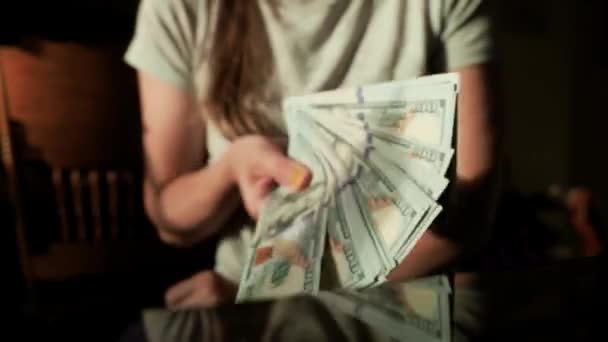 Verontrustende huisvrouw argumenteert het houden van de laatste Amerikaanse geld bankbiljetten van nieuwe 100 dollar en gooi Amerikaanse cash geld naar de camera — Stockvideo