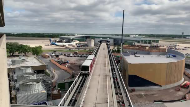 Aéroport international de Tampa, Floride, États-Unis - Mars 2021. Trains navettes entre les terminaux. Constructeurs et grue industrielle de travail — Video