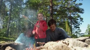 Evli genç bir çift ve küçük kızı doğada dinleniyor. Ormanda yüksek sıcaklıkta sosis pişiriyorlar. Hafta sonları aile pikniği yapıyorlar. Yaz tatilinde kamp yapmak. Seyahat yaşam tarzı