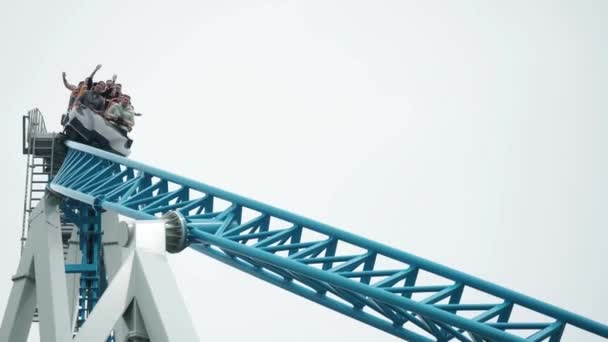 Divo Ostrov, Saint-Petersburg, Russia - May, 2021: People having fun looping at roller coaster in amusement park — Stock Video