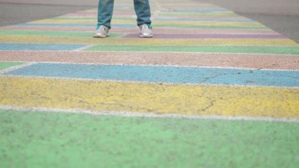 Pequena garota divertida pulando no colorido jogo longo hopscotch pintado em asfalto, jogando clássicos sem números. Kid salta ativo sobre as praças ao ar livre sonho de felicidade. Infância criança sonho conceito — Vídeo de Stock