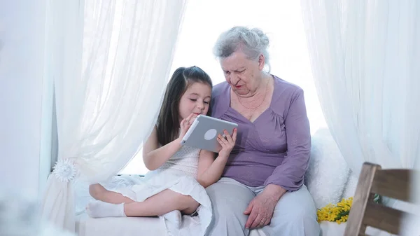 Küçük tatlı bir anaokulu kızı yaşlı büyük anne dadıya dijital tablet kullanmayı öğretiyor. İki kuşak aile büyükbabası ve torunu yeni teknolojiler keşfediyor. Evde ped cihazı teknolojisi.