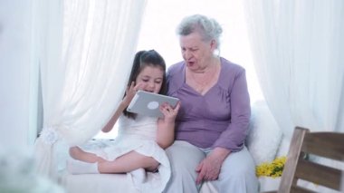 Küçük tatlı bir anaokulu kızı yaşlı büyük anne dadıya dijital tablet kullanmayı öğretiyor. İki kuşak aile büyükbabası ve torunu yeni teknolojiler keşfediyor. Evde ped cihazı teknolojisi.