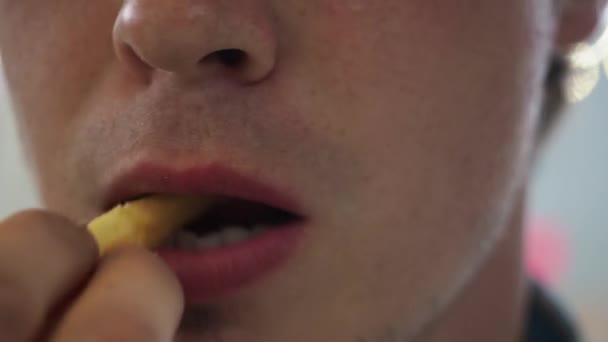 Macro férfi száj eszik sült krumplit egy kávézóban. Közelkép. — Stock videók