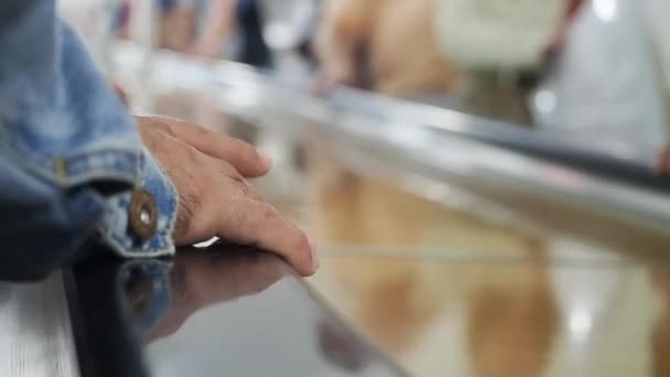 Mano de hombre moviendo los dedos levantando en escaleras mecánicas en el metro. De cerca. — Vídeos de Stock