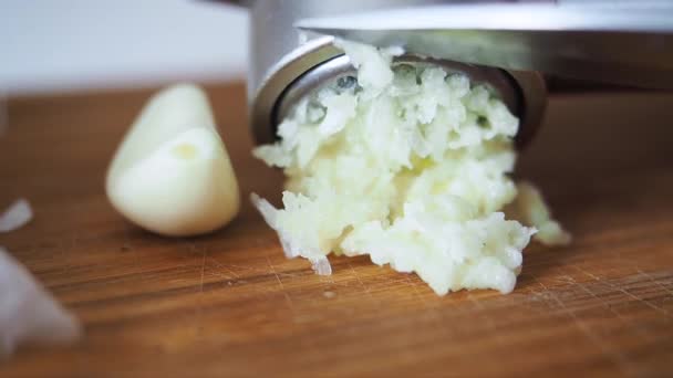 Pulizia femminile dello schiacciapasta dall'aglio pressato con coltello da tavolo Close up — Video Stock