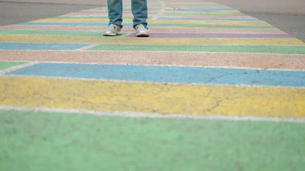 Kopyala lütfen. Küçük eğlenceli kız asfaltta numaralar olmadan renkli uzun seksek oyunu klasiklerinin ortasında kalıyor dışarıda meydanda mutluluk hayalleri kuruyor. Çocukluk hayali kavramı