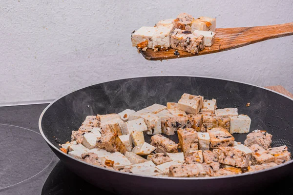 Tomando Algum Tofu Frito Panela Quente Para Saborear — Fotografia de Stock