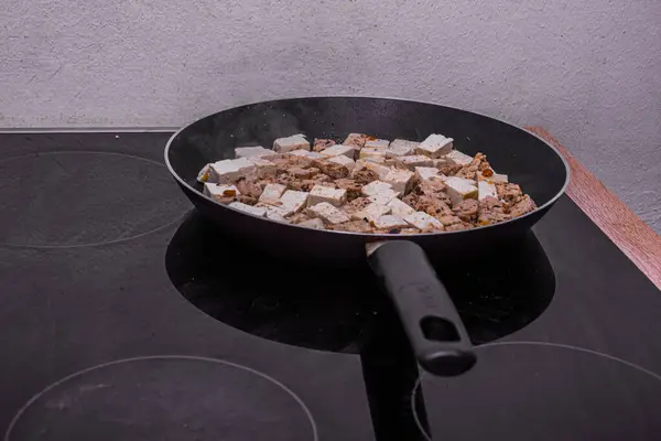 Vegetáriánus Tofu Sütés Fekete Serpenyőben Füstölés — Stock Fotó