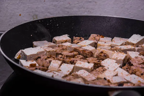 Vegetáriánus Tofu Elkészítése Serpenyőben Lévő Vegetáriánus Ételekhez Olajjal — Stock Fotó