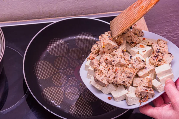 Colocando Dois Tipos Tofu Placa Panela Quente Para Fritar — Fotografia de Stock