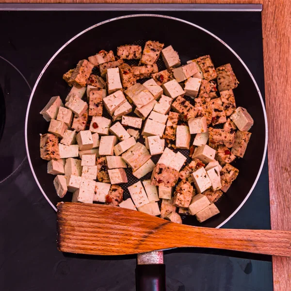 油炸豆腐混合物从上面看在一个热的黑锅里 图库图片