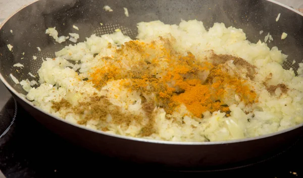 Fritar Cebola Dourada Com Condimentos Indianos Curry Panela Preta Quente — Fotografia de Stock