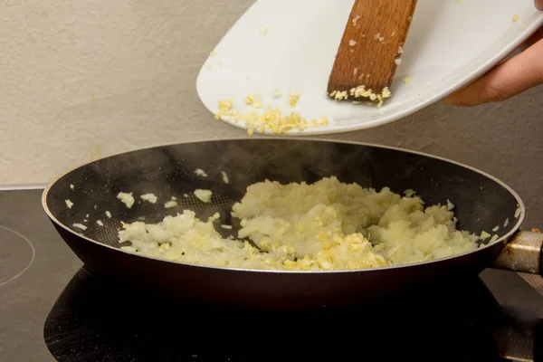 Colocando Alho Cebola Dourada Frita Panela Quente Preta — Fotografia de Stock