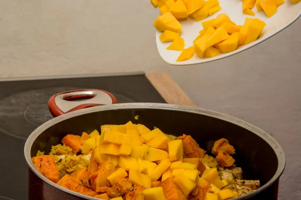 Colocando Pedaços Amarelo Manga Panela Sobre Laranja Batata Doce Tofu — Fotografia de Stock