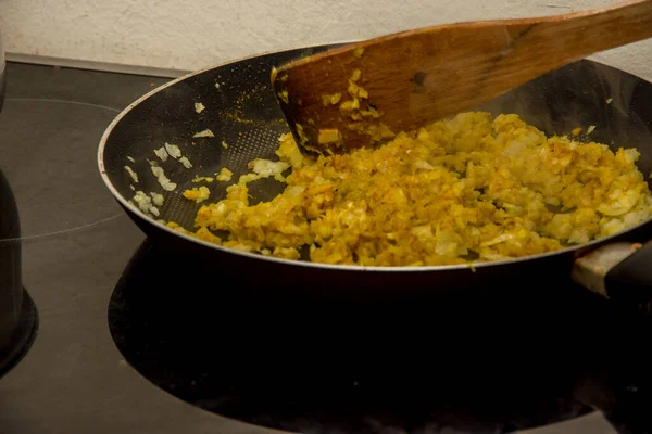 Mistura Fritura Cebola Com Condimentos Indianos Laranja Amarelo Panela Preta — Fotografia de Stock