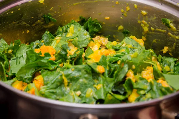 Zöld Saláta Keverése Sárga Szósszal Narancssárga Mangóval Fémedényben — Stock Fotó