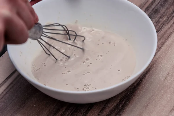 Mescolare Pasta Lievito Perfetta Nella Ciotola Bianca Sul Tavolo Legno Foto Stock