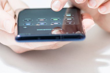 Viyana / Avusturya / 14 Kasım 2020: Sosyal medya uygulamalı siyah akıllı telefonu tutan kadın eli