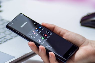 Viyana / Avusturya / 14 Kasım 2020: Sosyal medya uygulamalı siyah akıllı telefonu tutan kadın eli