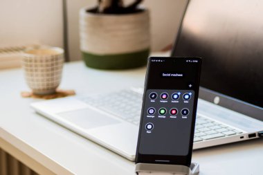 Viyana / Avusturya / 13 Kasım 2020: Sosyal medya uygulamaları, Instagram, Facebook ve diğerleri ile telefon başında duran siyah akıllı telefon