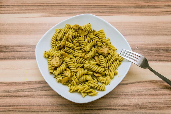 Plat Pâtes Italiennes Avec Sauce Jaune Champignons Servis Dans Une — Photo