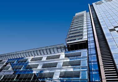 büyük bir şehirde çok öykülü ofis binaları