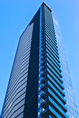 büyük bir şehirde çok öykülü ofis binaları