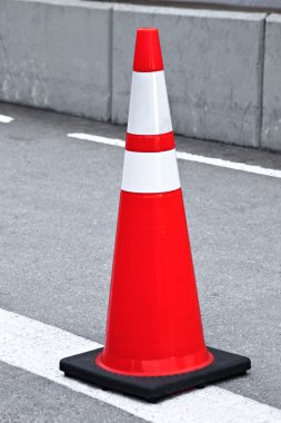 Uyarı trafik işareti koni